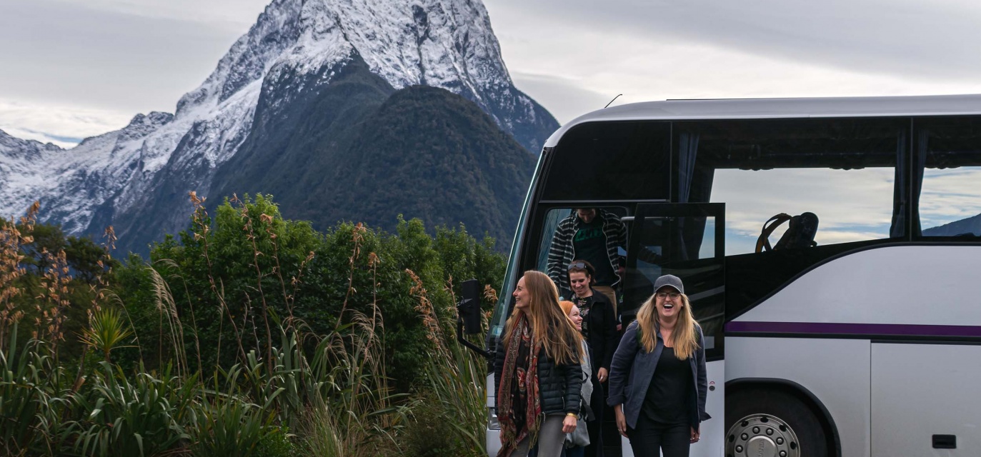 Disembarking the coach in Piopiotahi / Milford Sound 